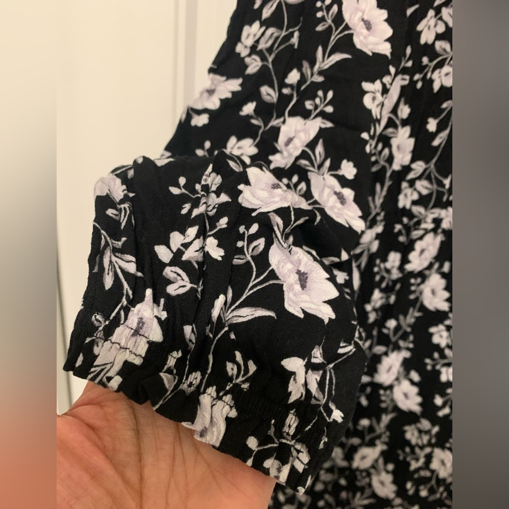 🔥2/$20🔥 Black floral dress sz L. Keyhole in front. Elastic at end of sleeves - Picture 3 of 3